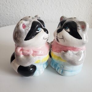 Vintage Ceramic Racoons Salt/pepper Shakers Made In Taiwan Plastic Stoppers
